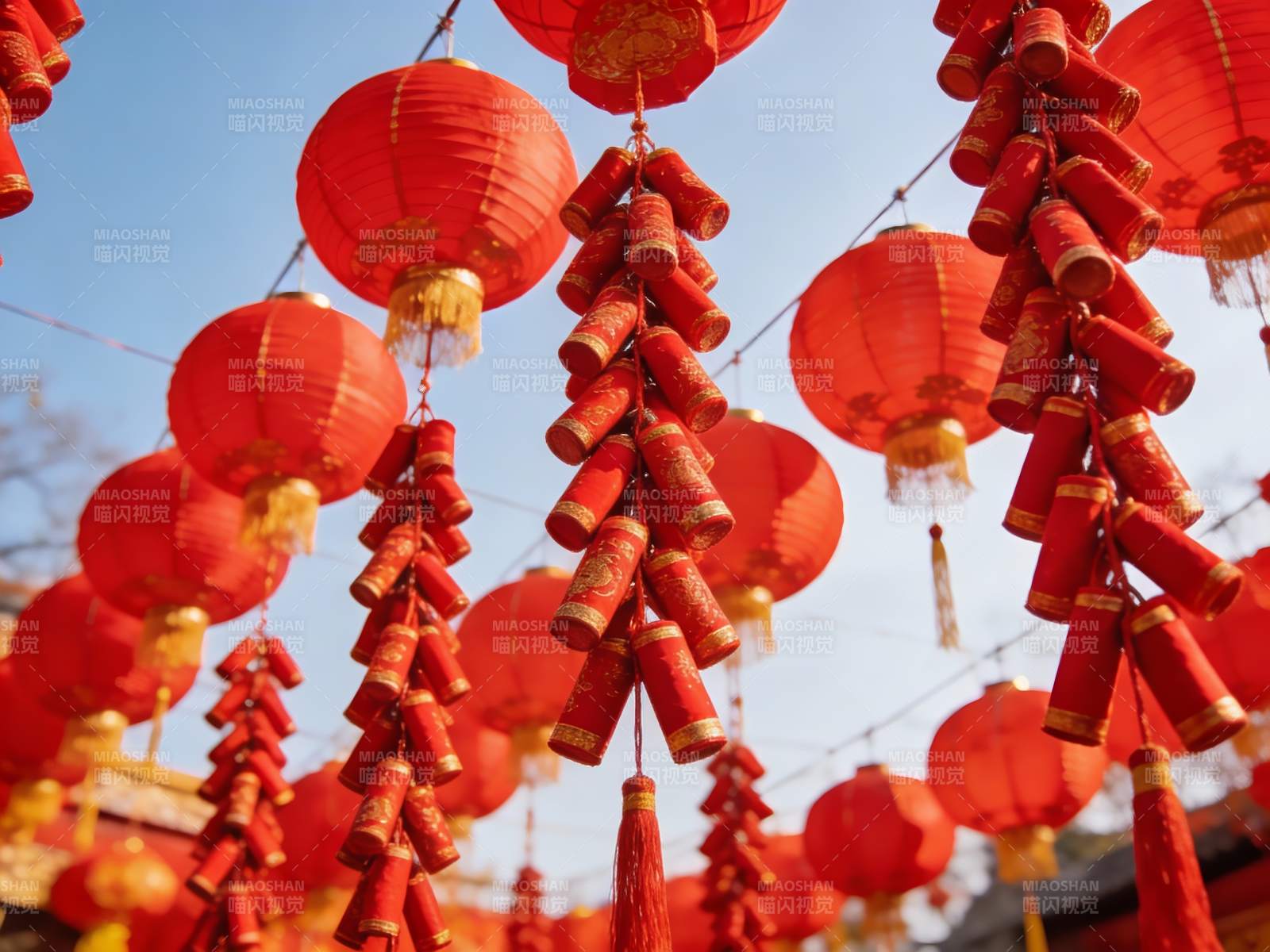 红灯笼与鞭炮迎新春图片