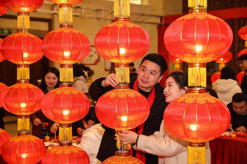 新年庆典红灯笼前的欢乐合影图片