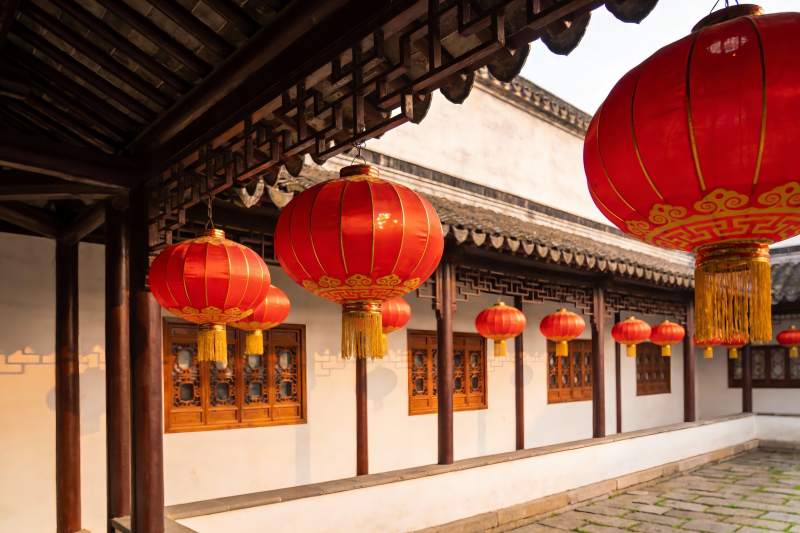 古建筑庭院挂红灯笼图片