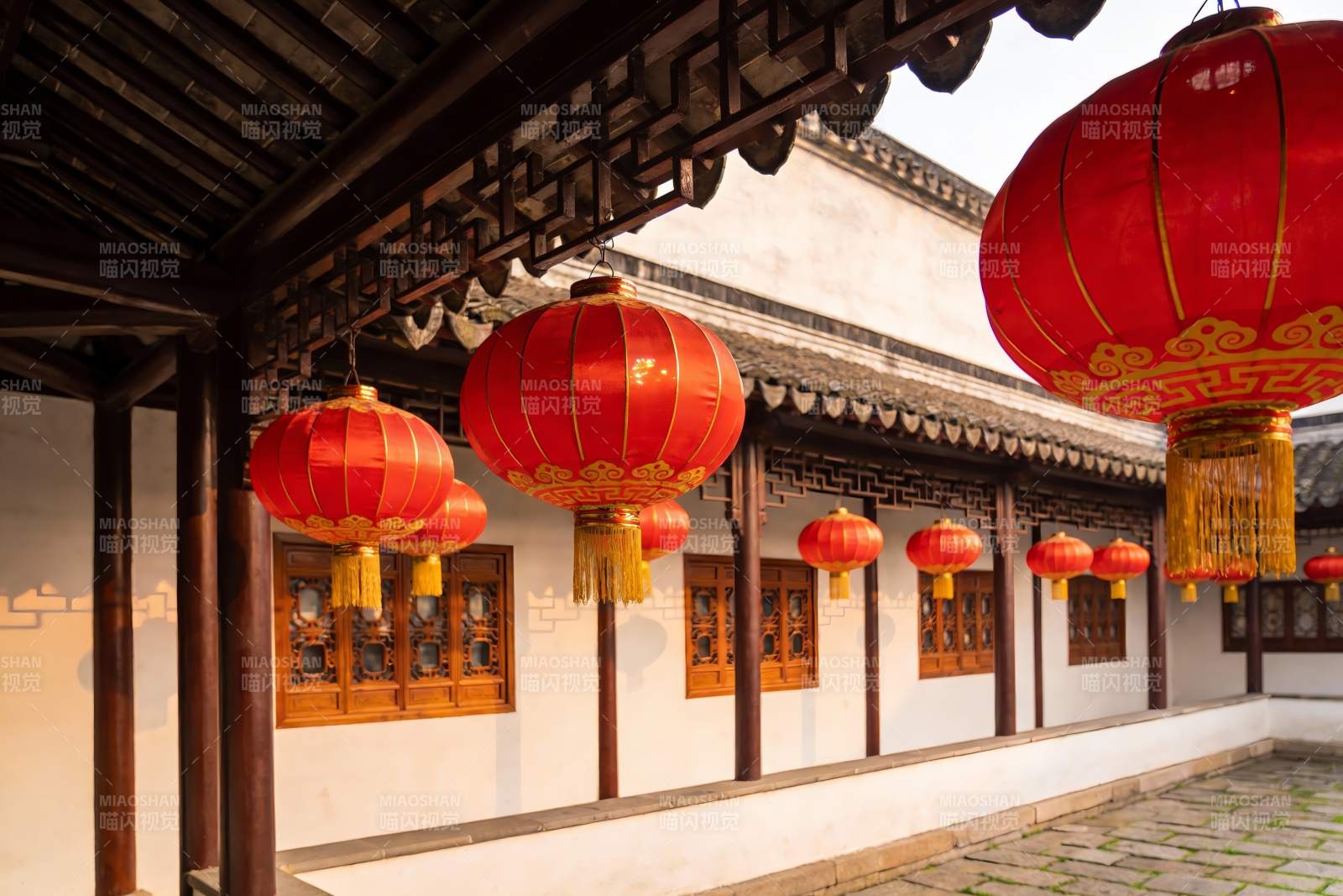 古建筑庭院挂红灯笼图片