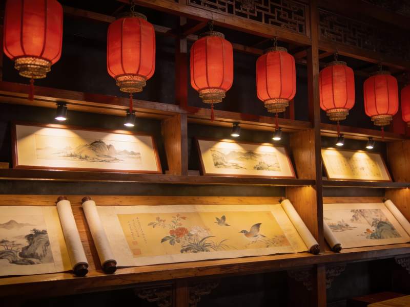 古色古香展厅挂灯笼画卷图片