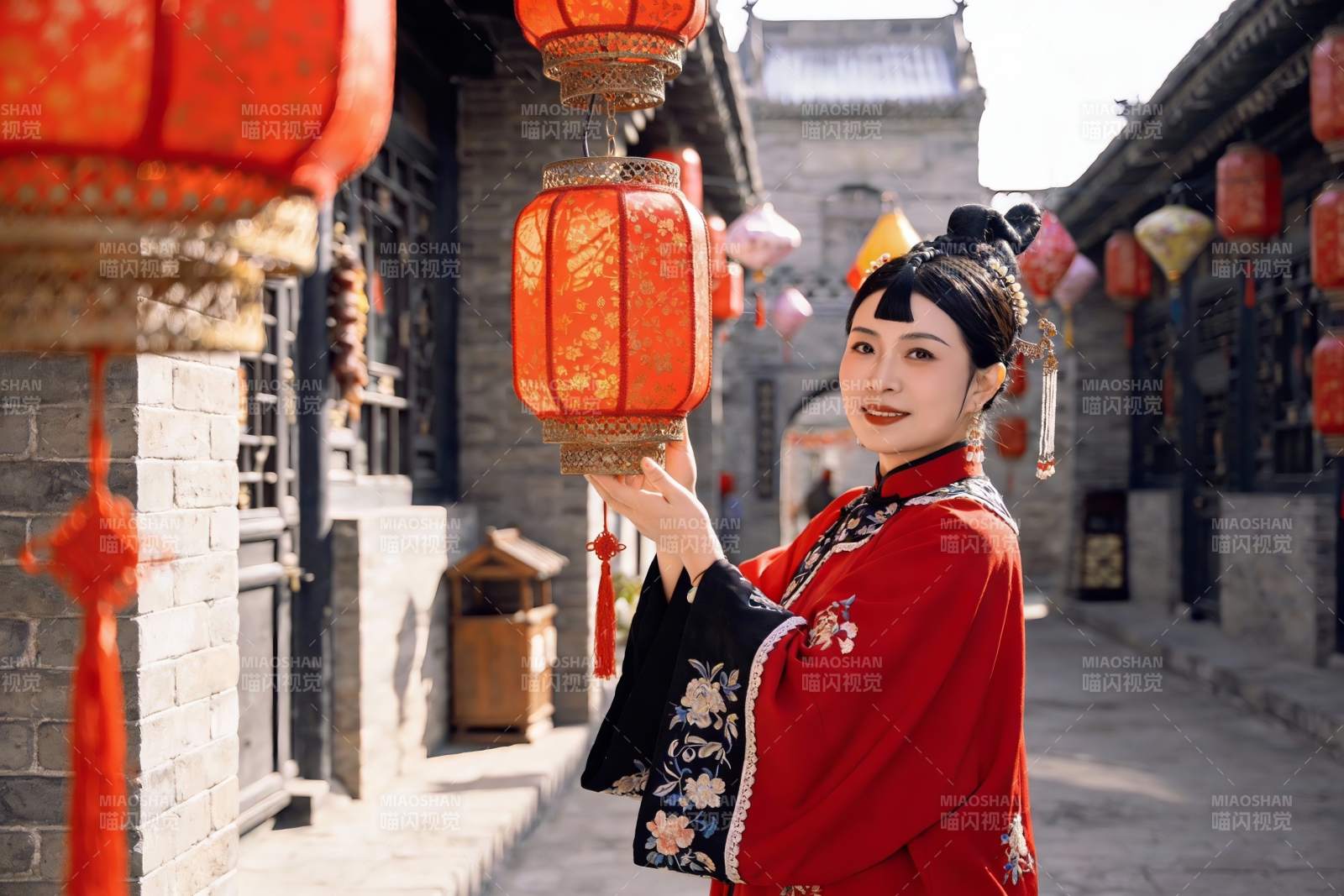 身着红衣古装女子手持灯笼图片