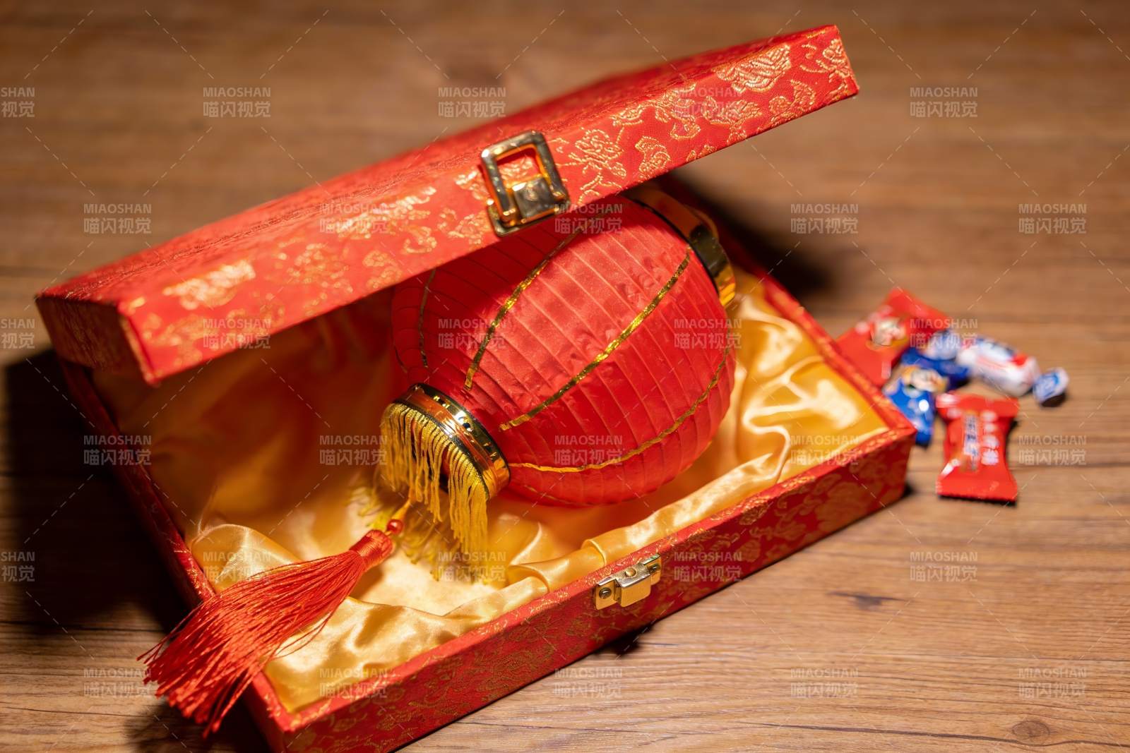 红色礼盒中的灯笼与糖果图片