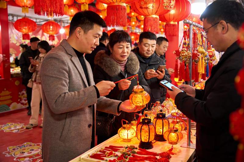 新春灯会人群选购花灯图片