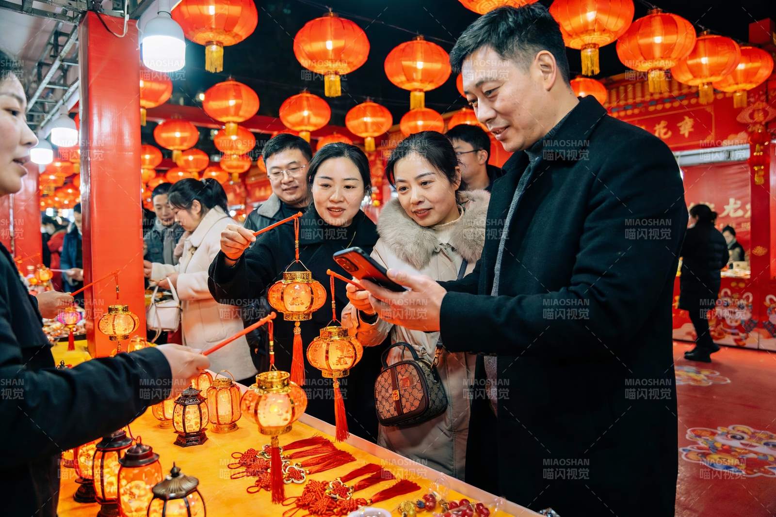 元宵节灯会人群选购花灯图片