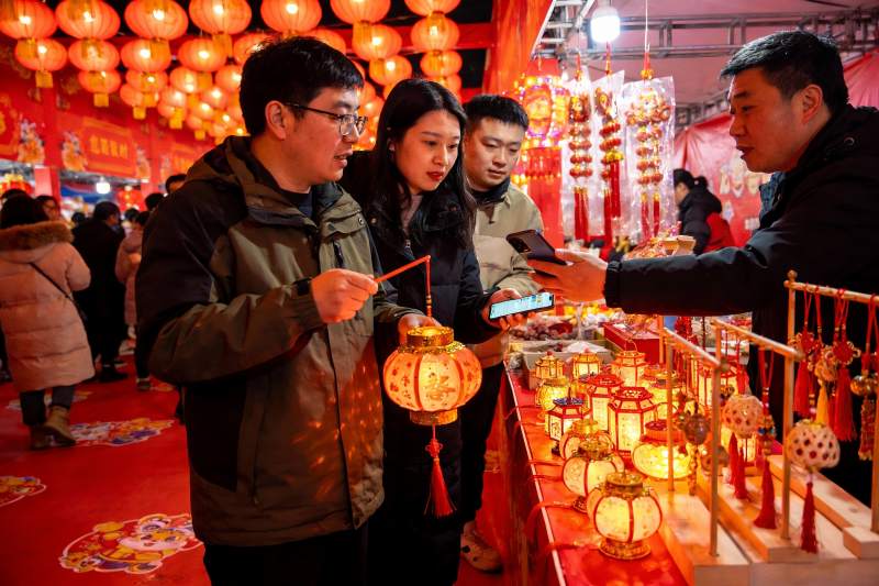 元宵节灯会人群选购花灯图片
