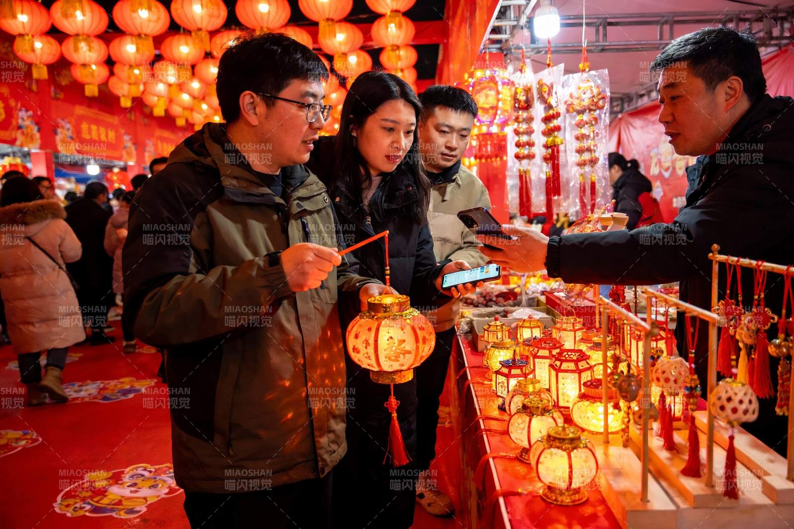 元宵节灯会人群选购花灯图片