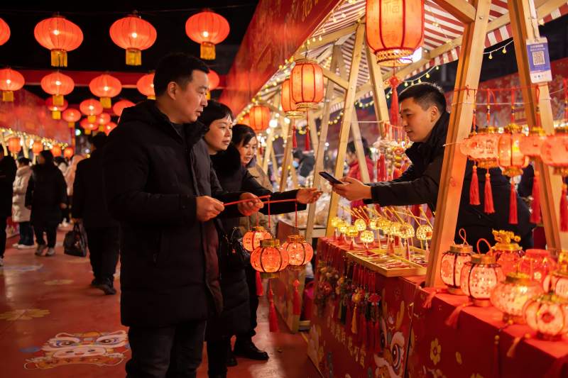 夜市灯笼摊前热闹选购图片