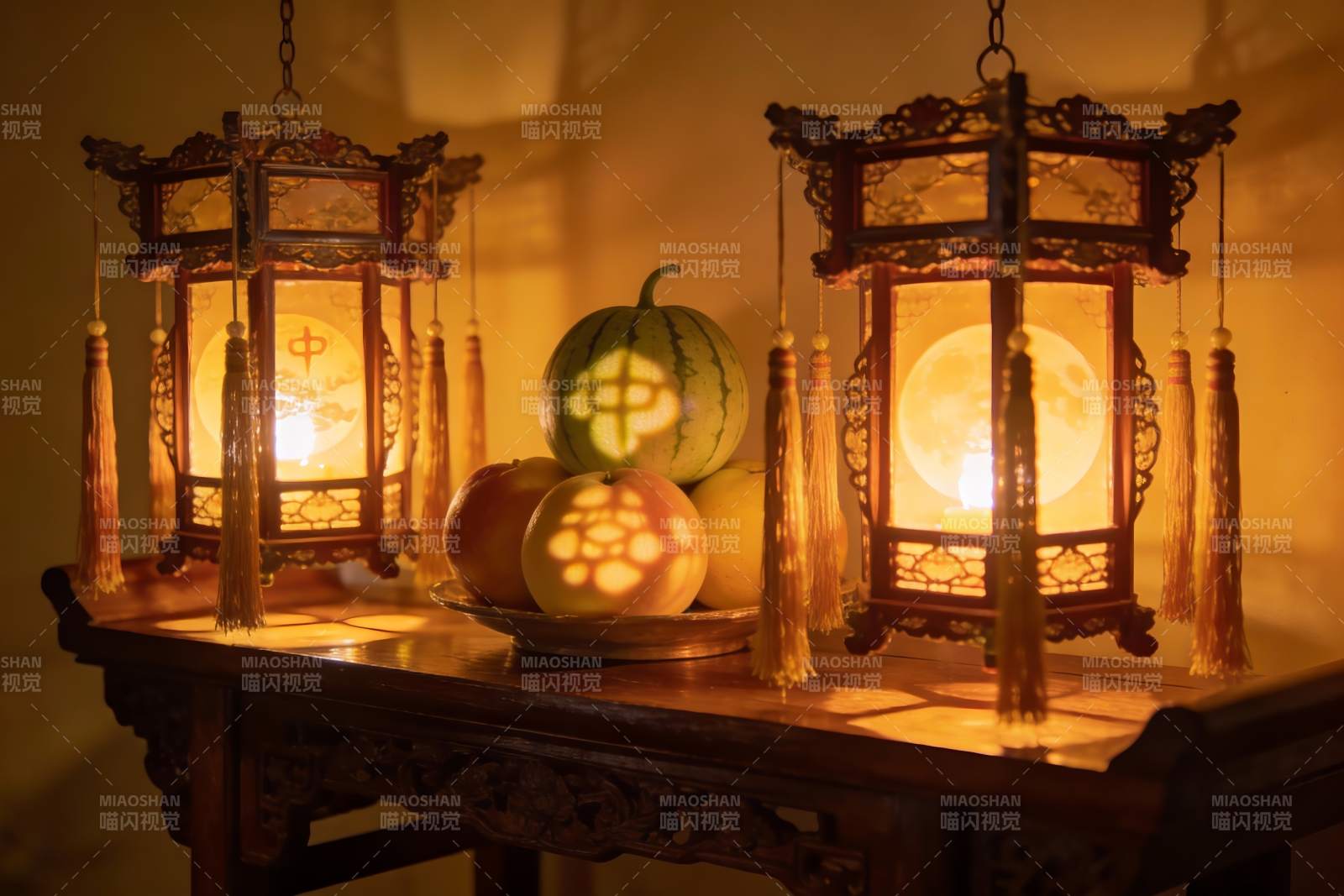 古灯映照瓜果静物图片