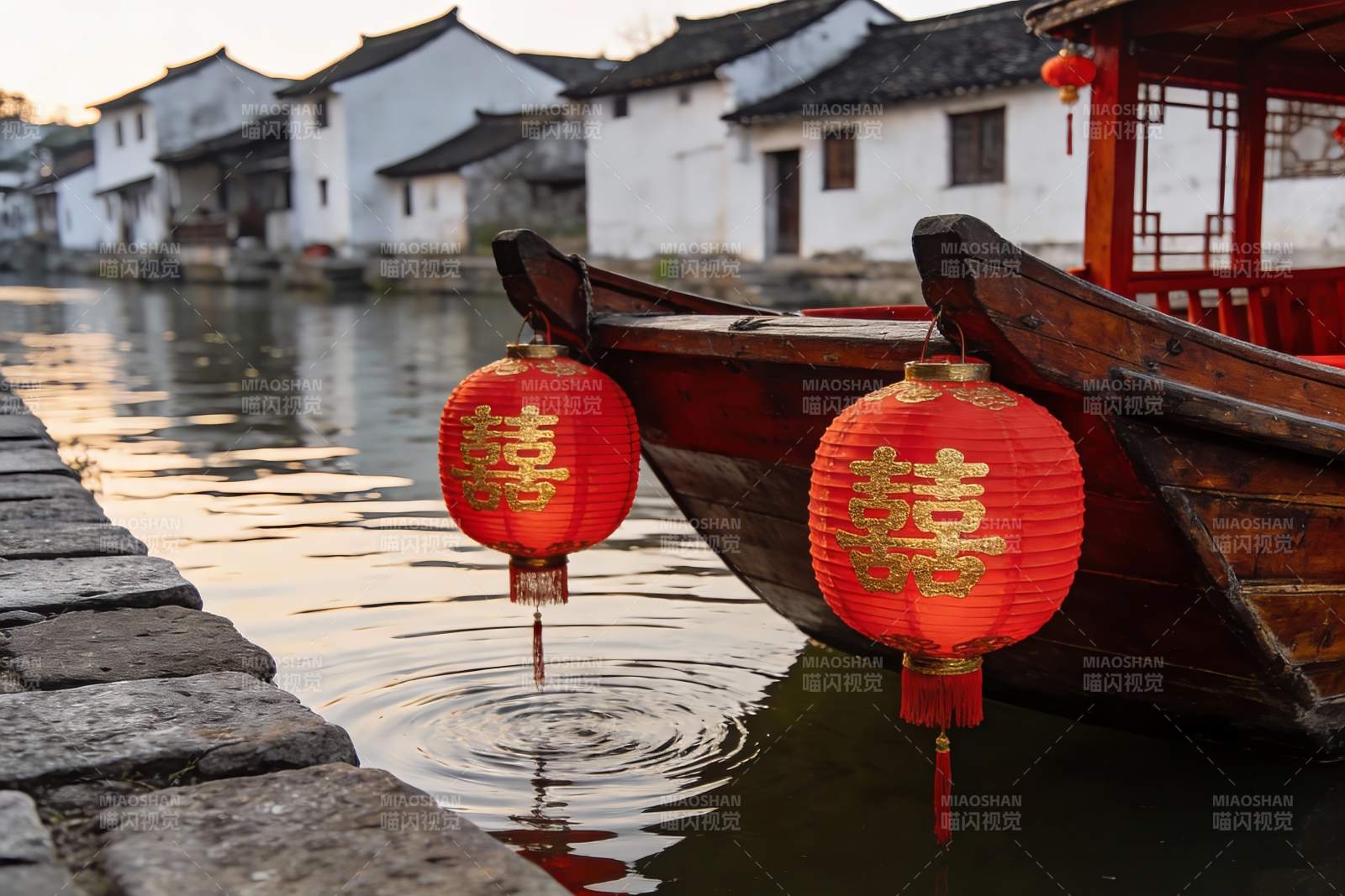 古运河畔红灯笼与木船图片