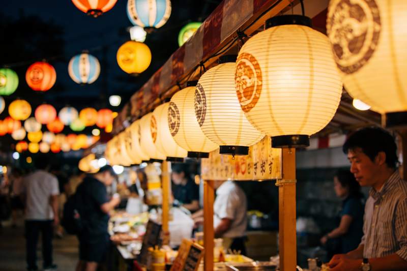 夜市灯笼下的人群熙攘图片