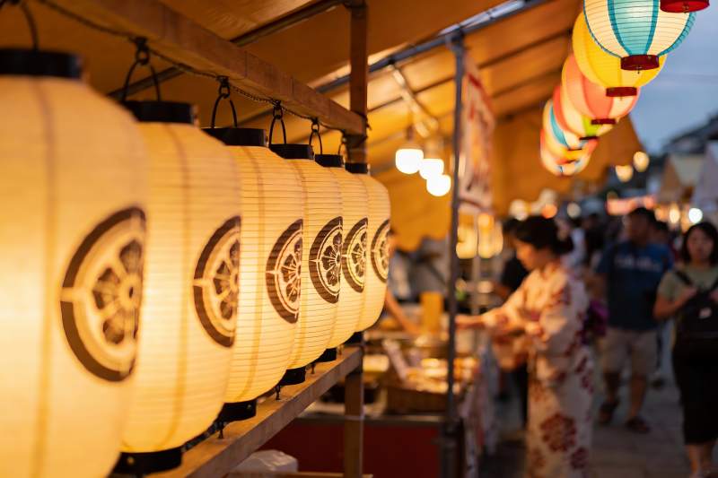 夜市灯笼与人群图片