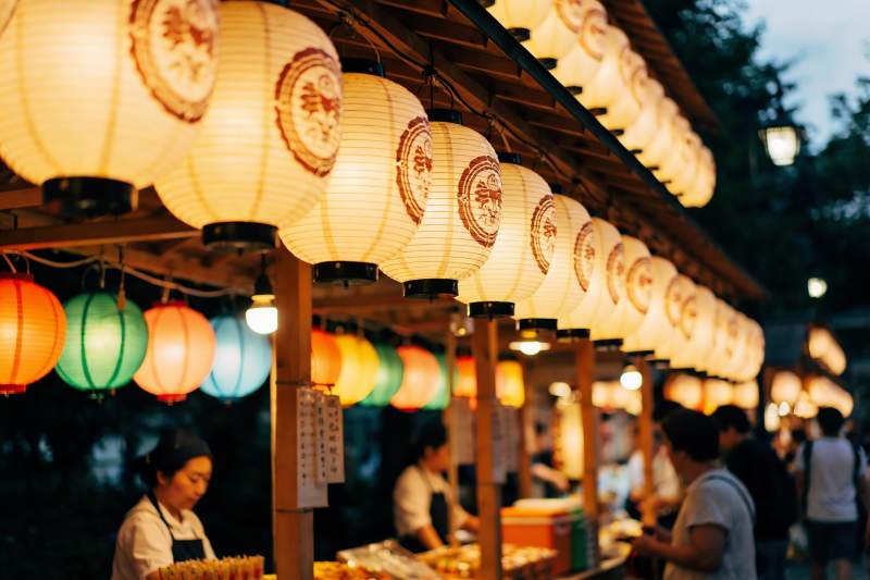 夜市灯笼高挂人群熙攘图片