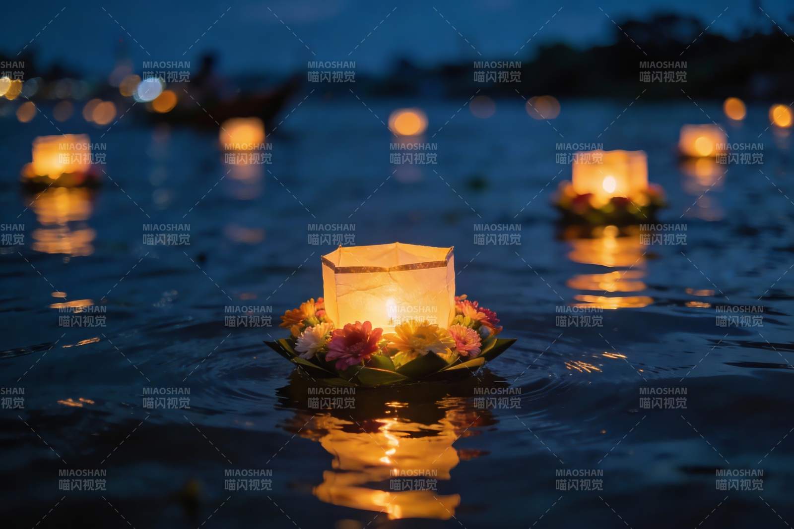 夜色中花灯漂浮水面图片