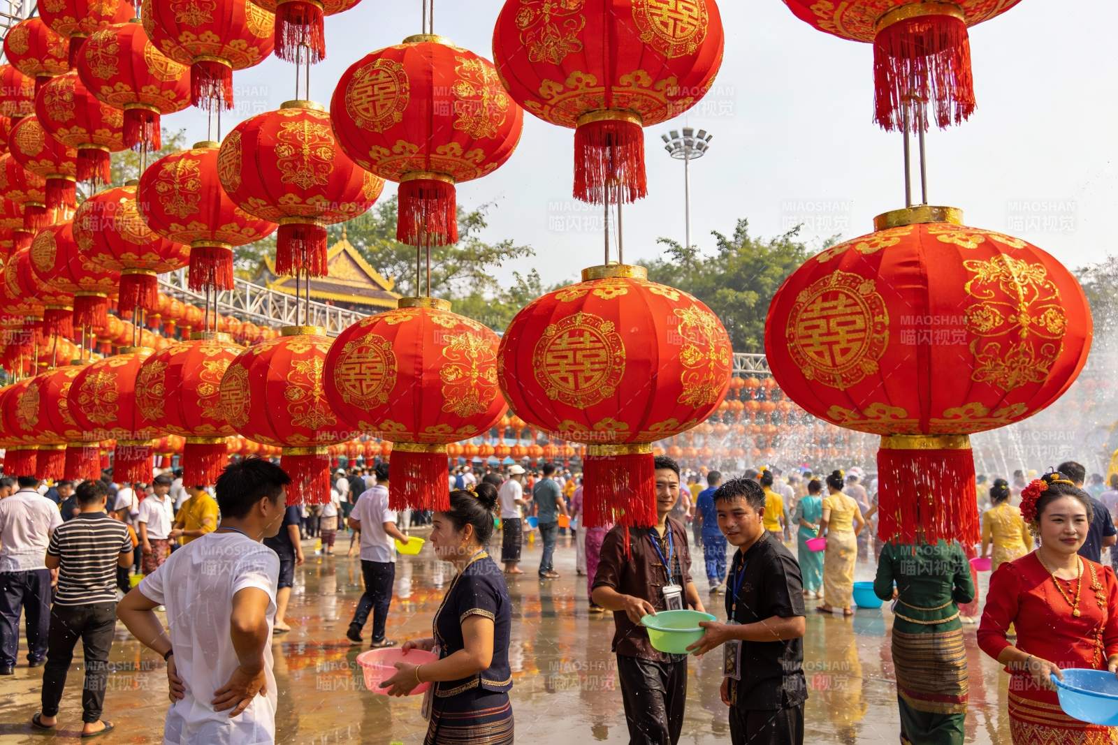 红灯笼节庆人群泼水欢庆图片