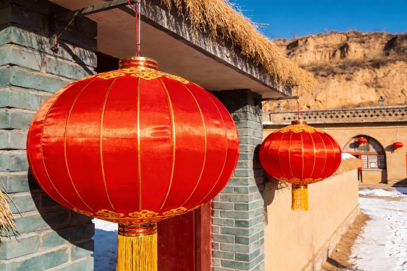 红灯笼映衬古朴民居图片