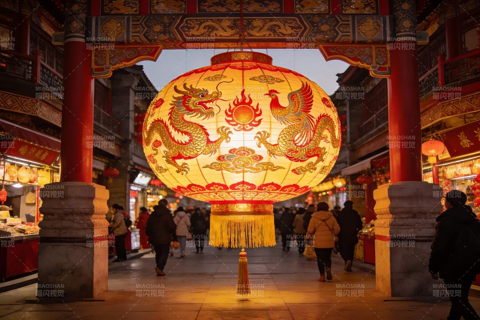 古街夜景龙凤灯笼高挂图片