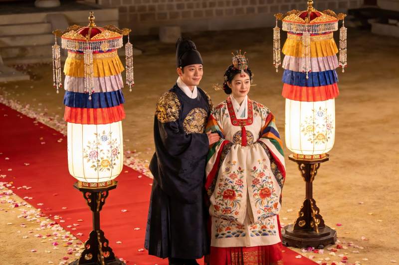 身着传统服饰的男女在灯笼前合影图片