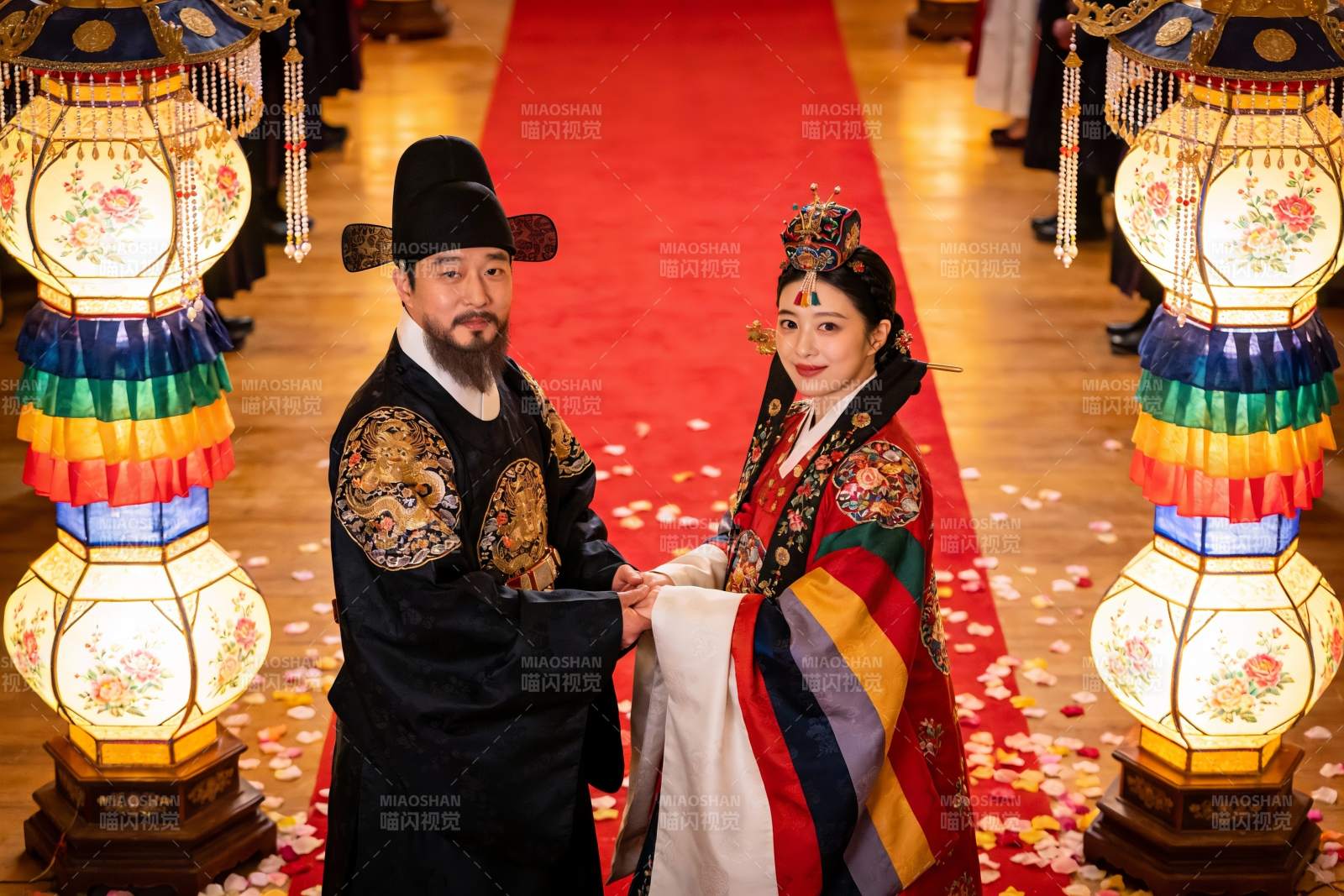 身着传统服饰的新人婚礼场景图片