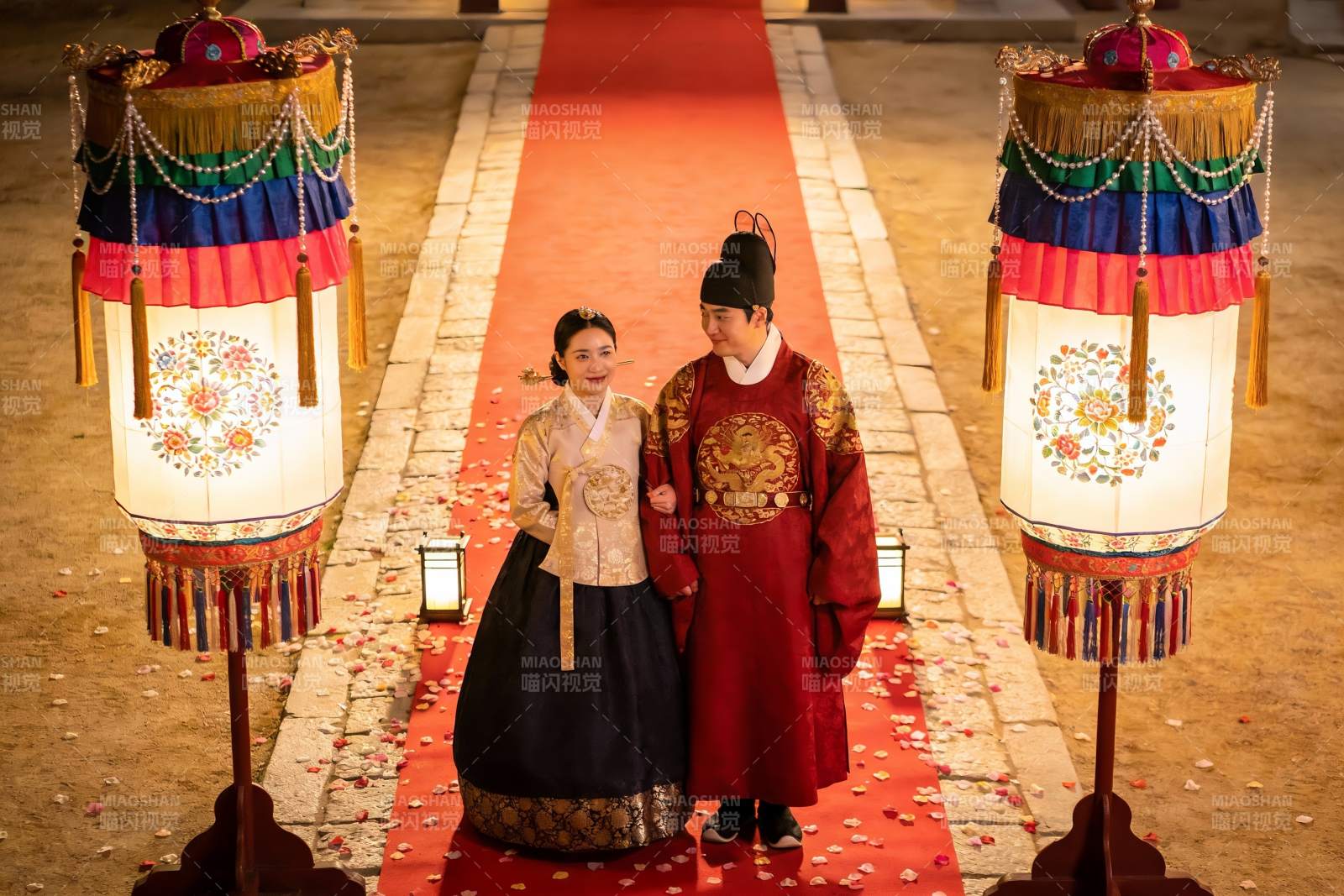 身着传统服饰的新人在红毯上合影图片