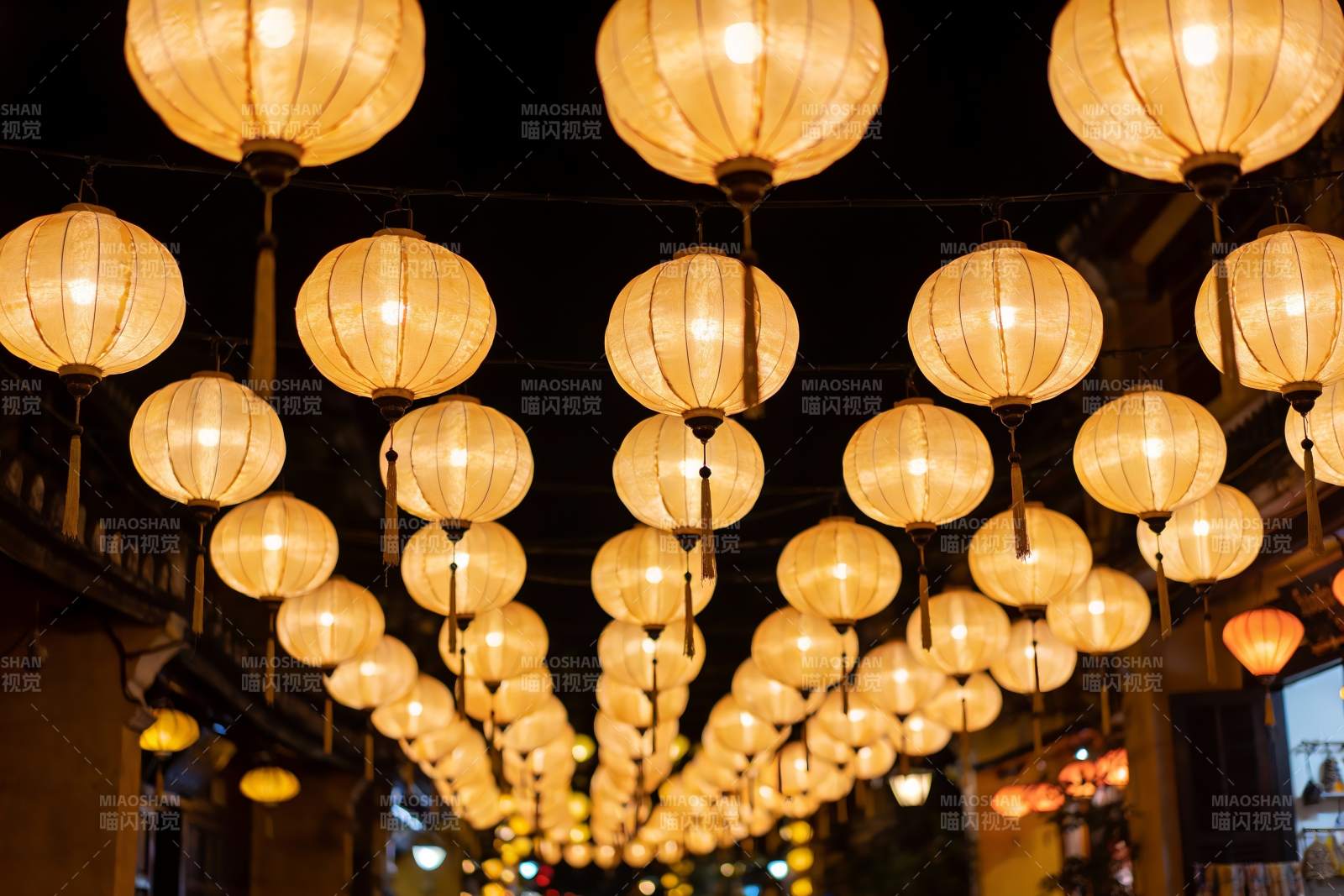 夜市灯笼高挂光影交错图片