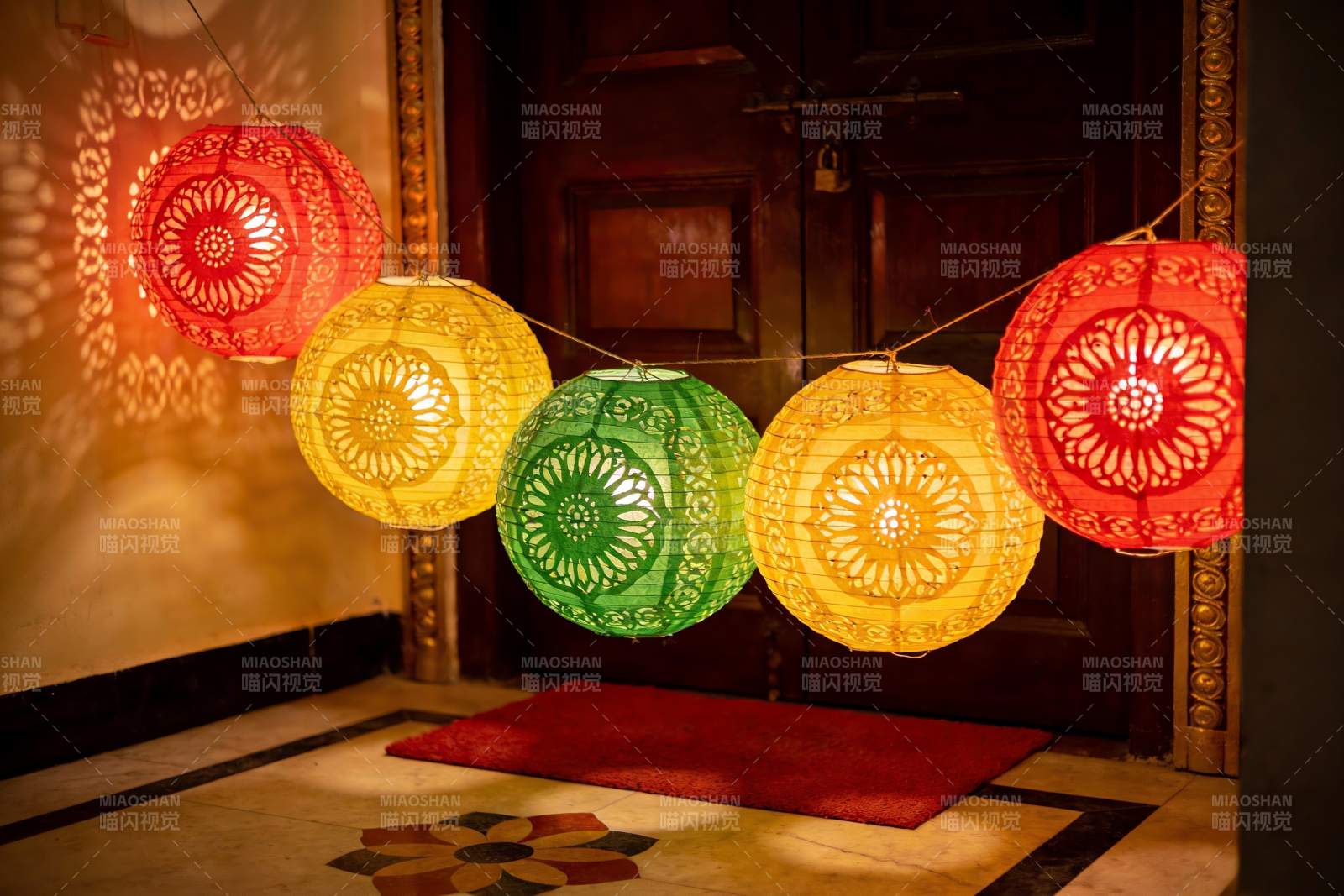 彩色灯笼装饰门廊图片