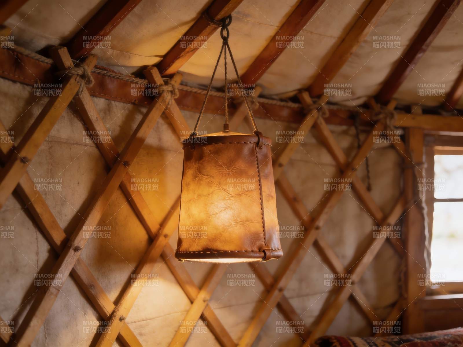 蒙古包内悬挂皮质灯饰图片