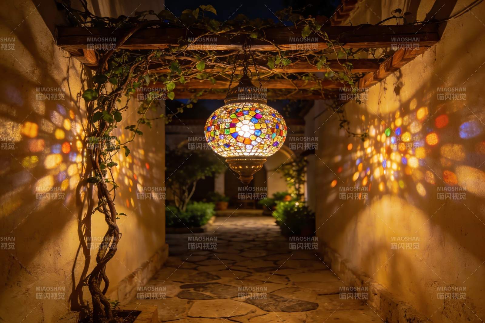 夜色庭院彩灯光影图片