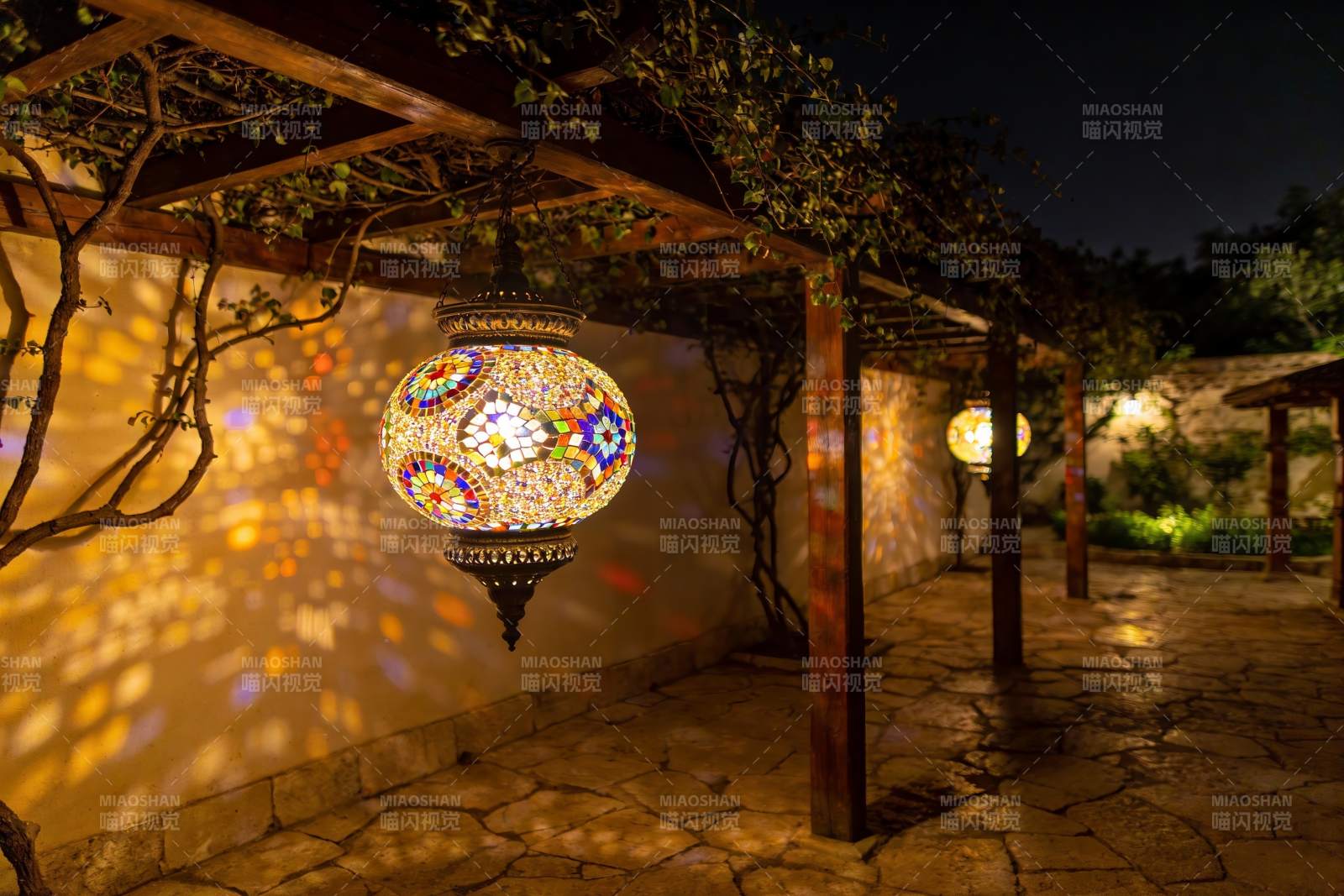 夜景庭院彩灯光影图片