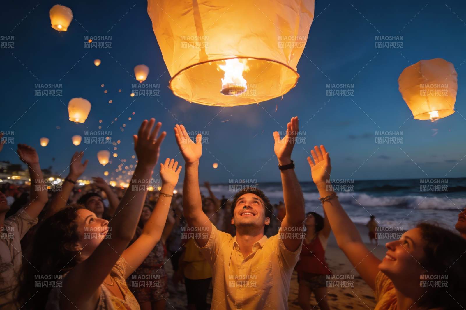 海滩夜放孔明灯人群欢聚图片