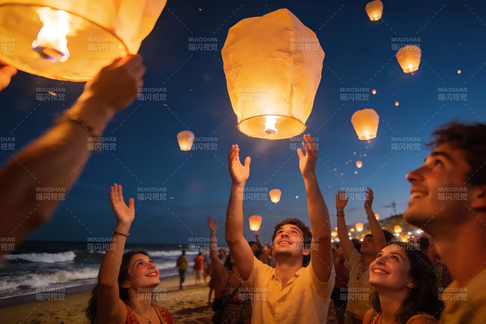 海滩夜放孔明灯祈福图片