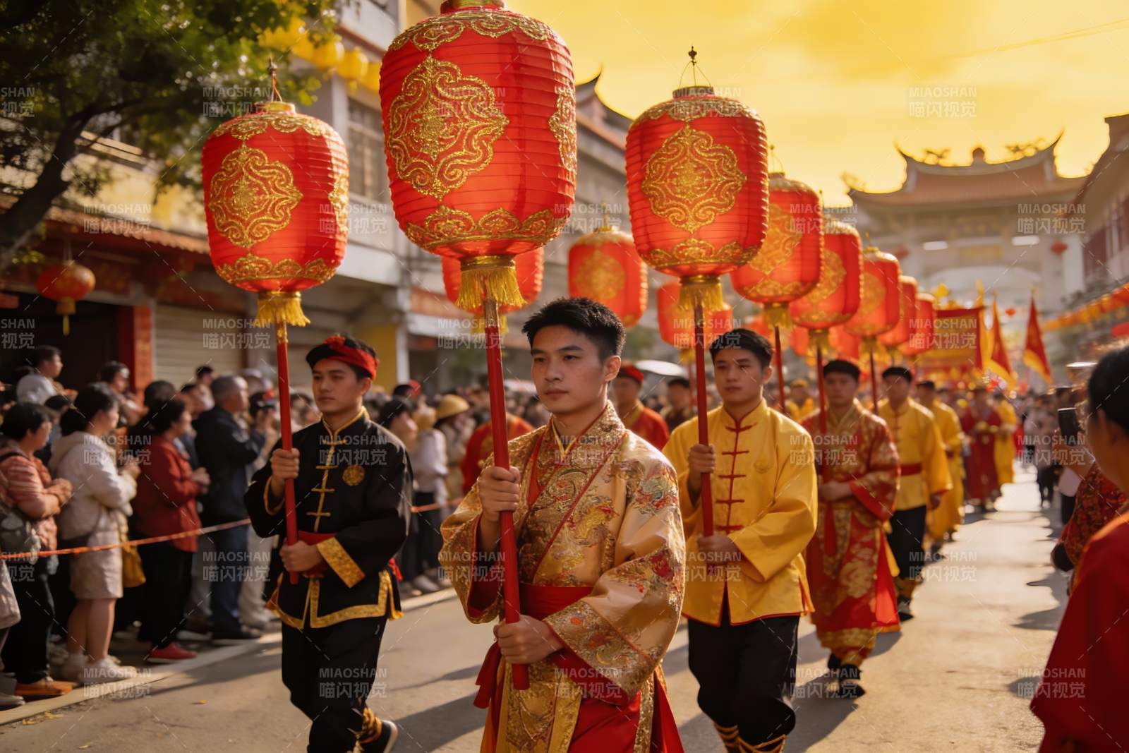 传统节日游行队伍手持红灯笼图片