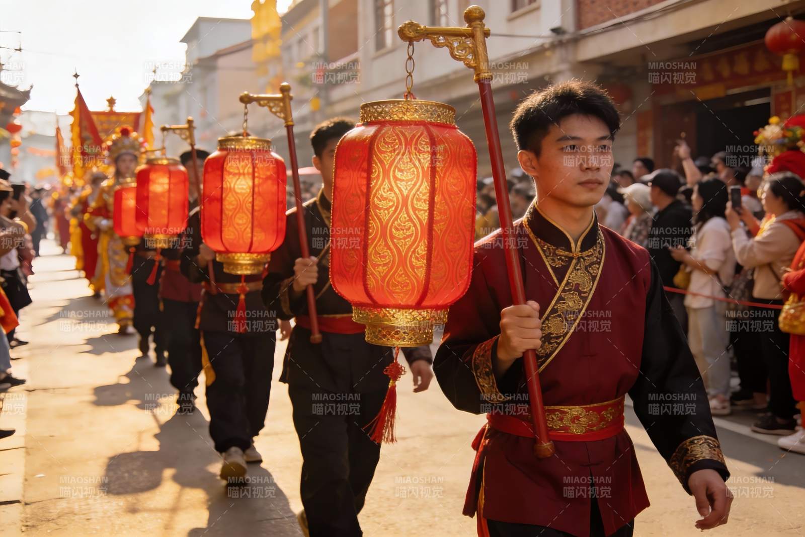 传统节日游行手持红灯笼图片
