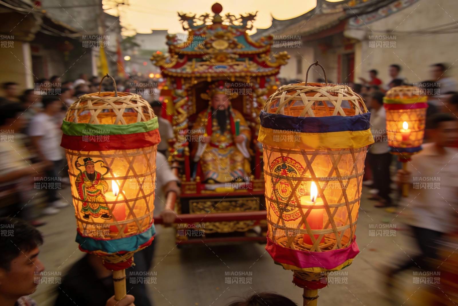 街头灯笼游神庆典热闹非凡图片