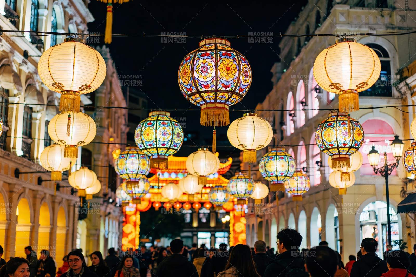 夜市灯笼高挂人群熙攘图片