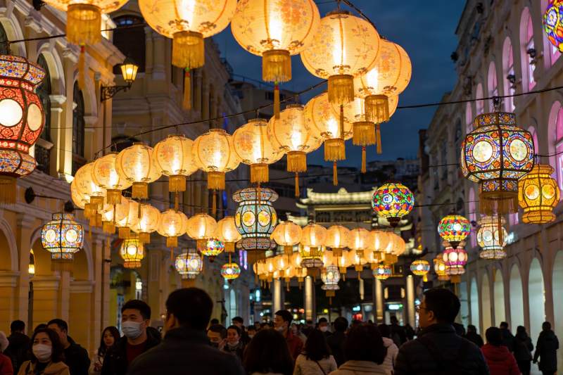 夜市灯笼高挂人群熙攘图片
