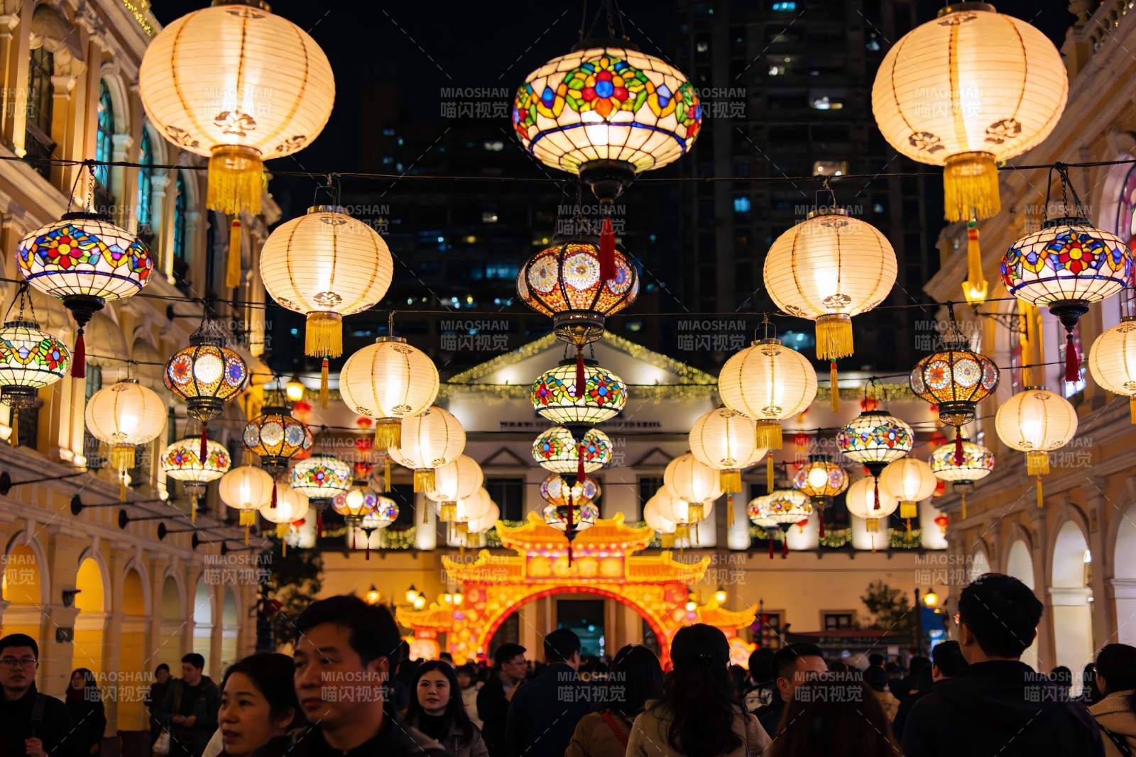 夜市灯笼高挂人群熙攘图片