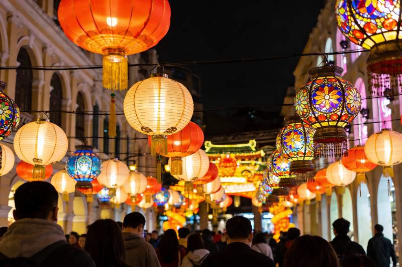 夜市灯笼高挂人群熙攘图片