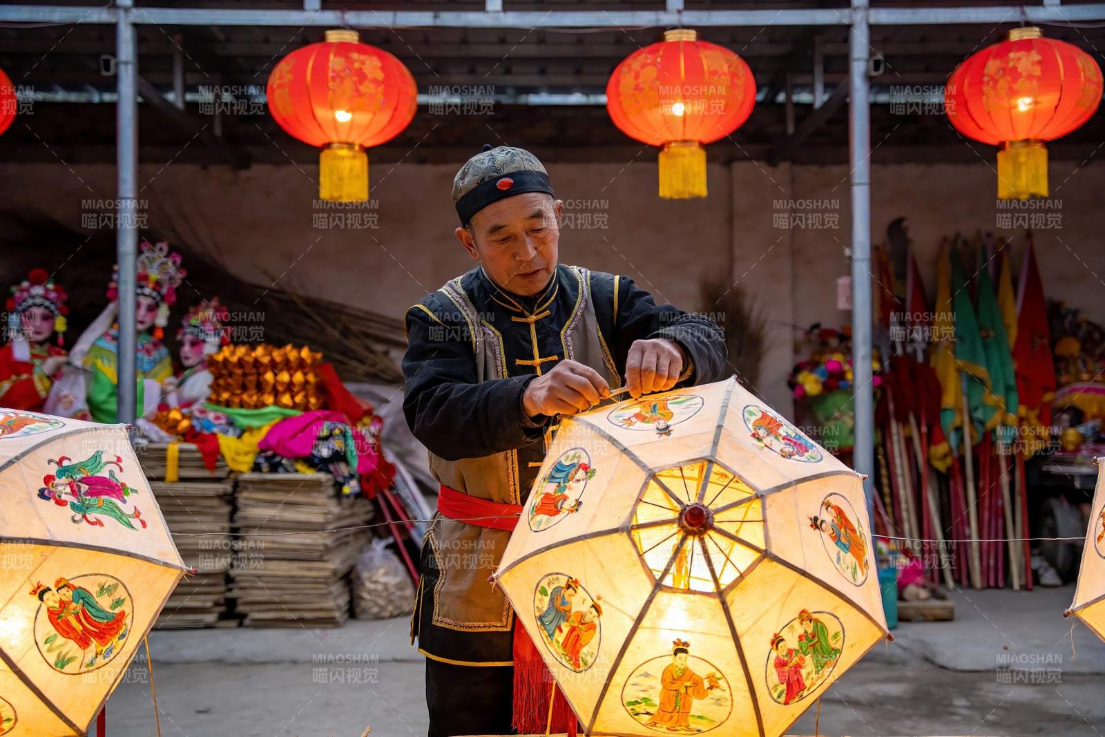 老人制作传统彩绘灯笼图片