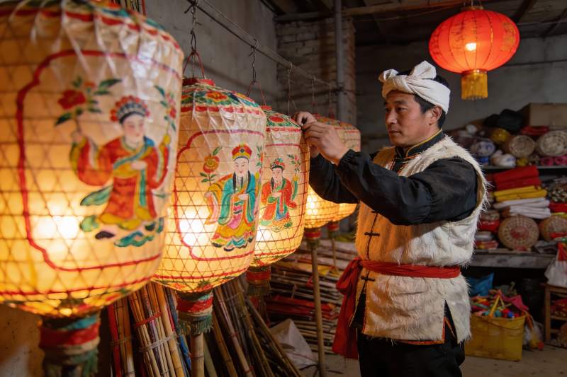 男子制作传统彩绘灯笼图片