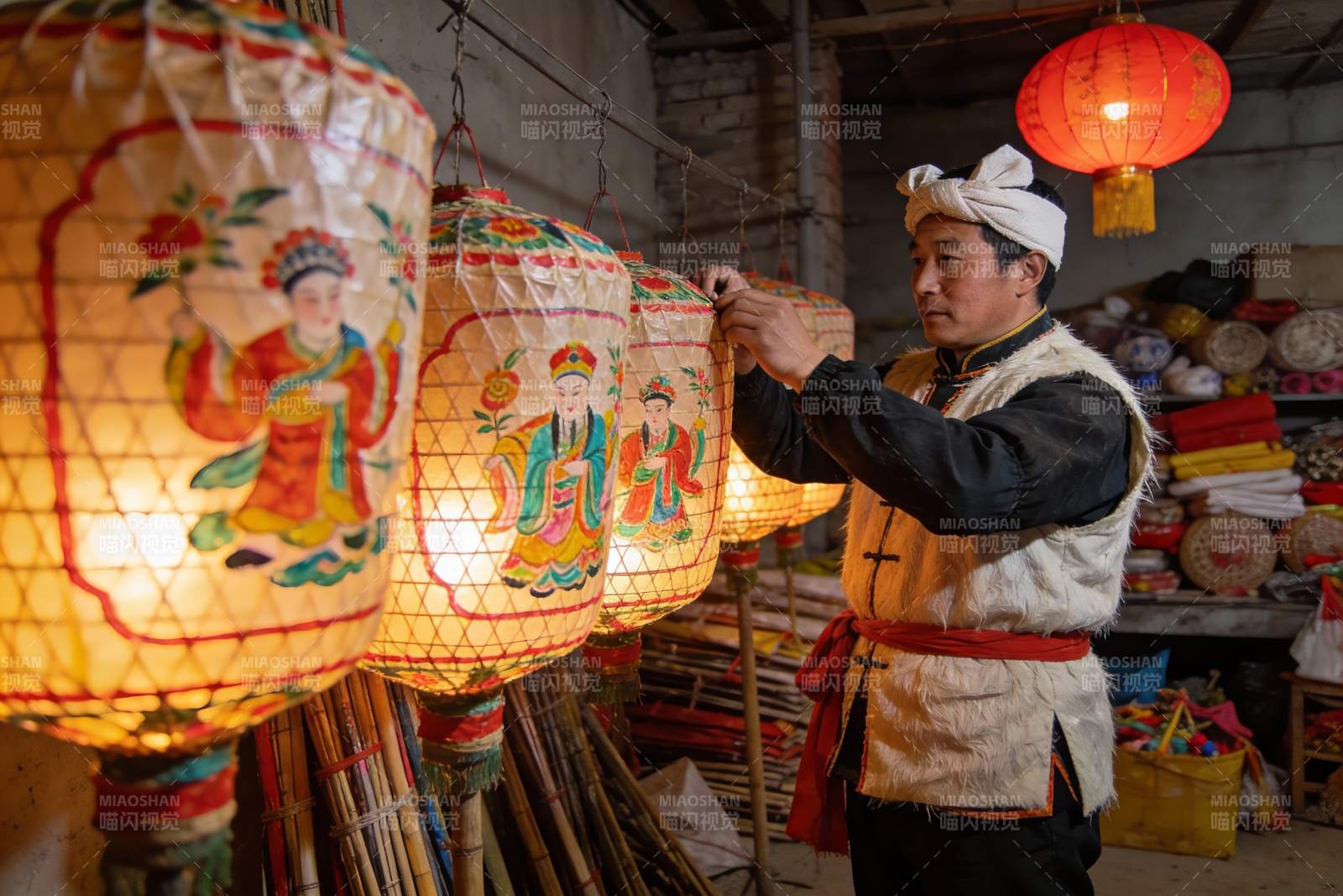 男子制作传统彩绘灯笼图片