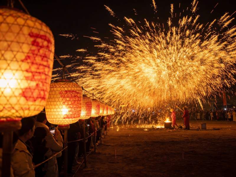 夜空烟花璀璨人群观赏灯笼高挂图片