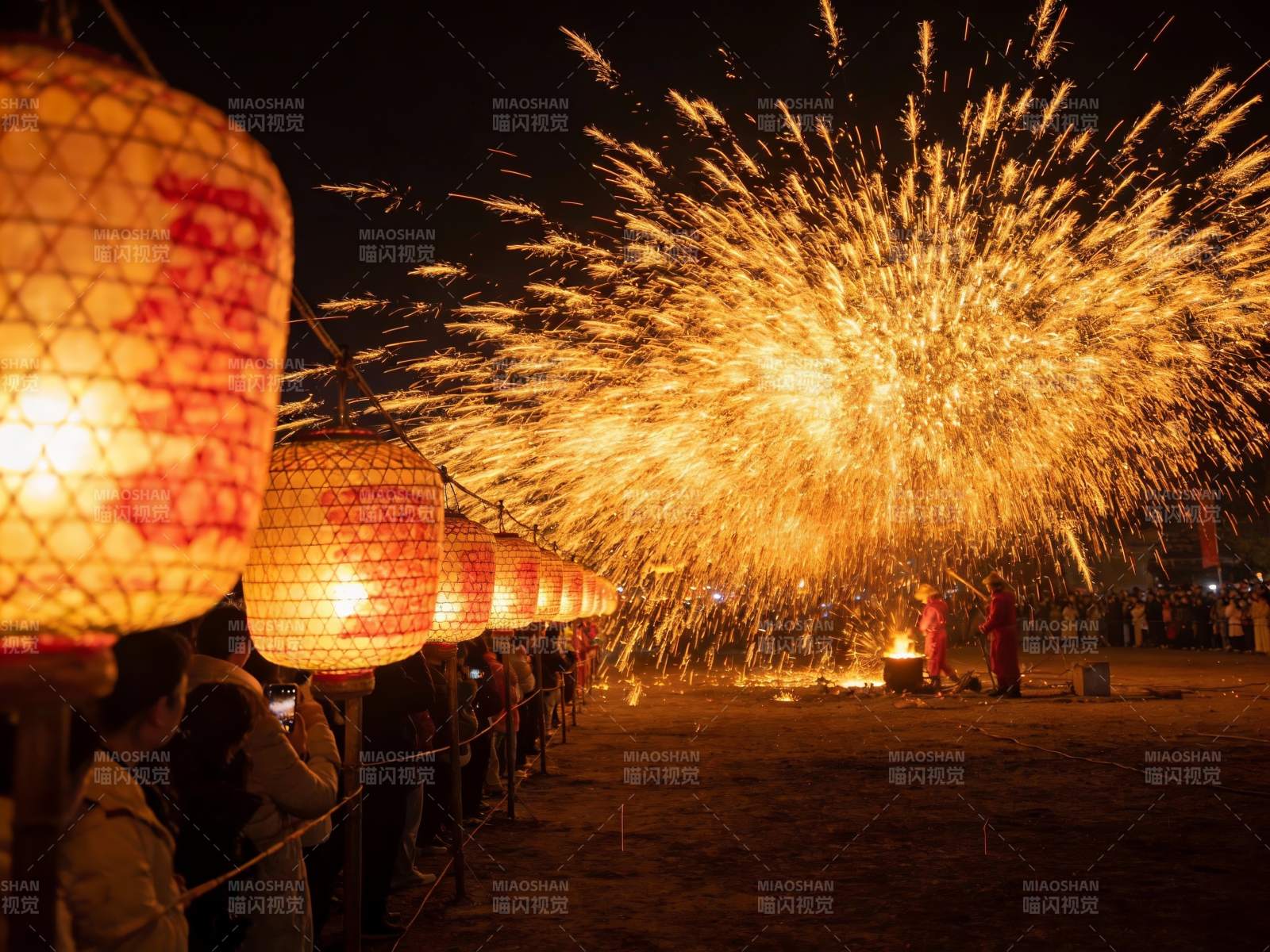 夜空烟花璀璨人群观赏灯笼高挂图片