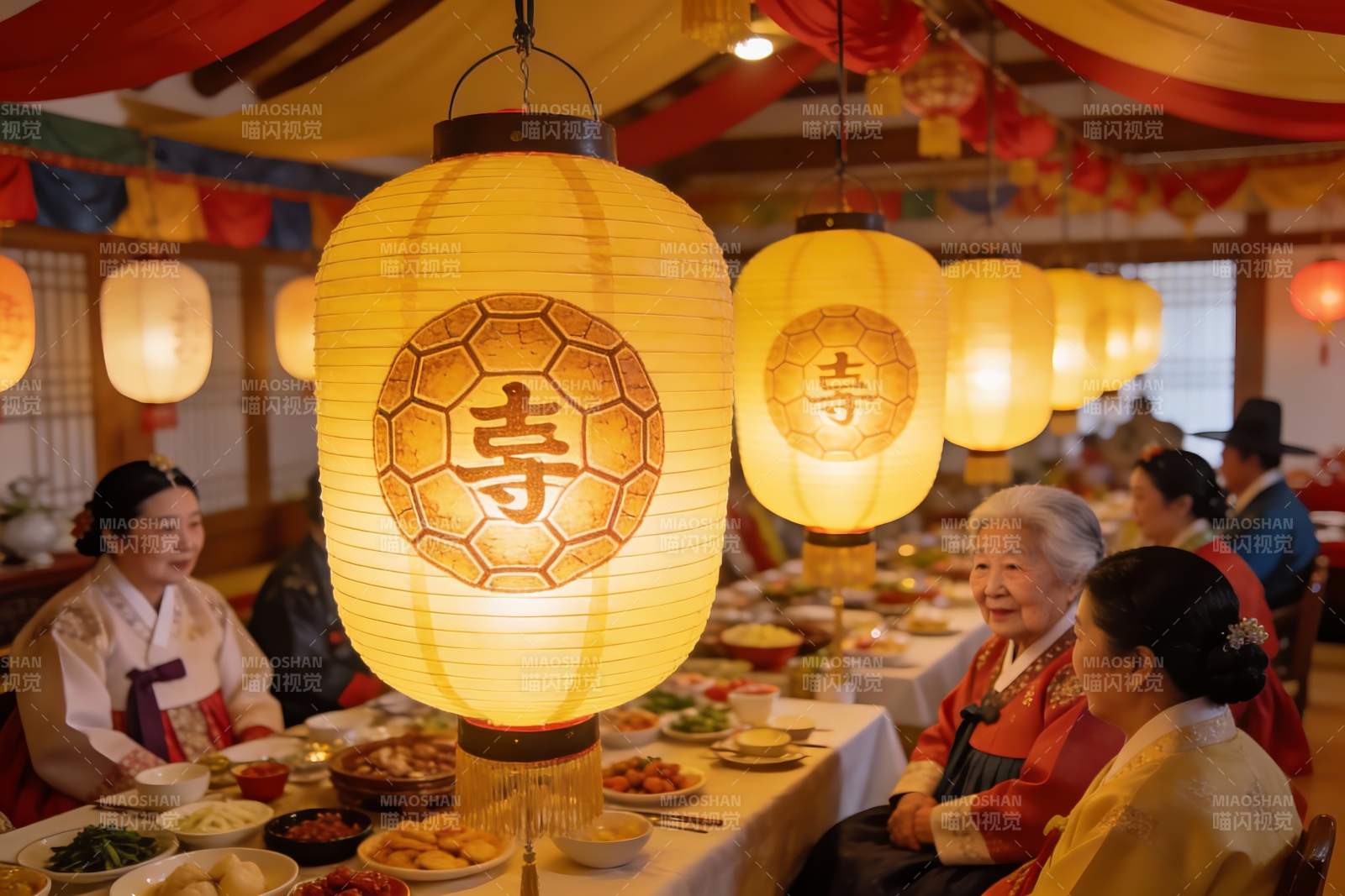 传统服饰聚餐场景灯笼高挂图片