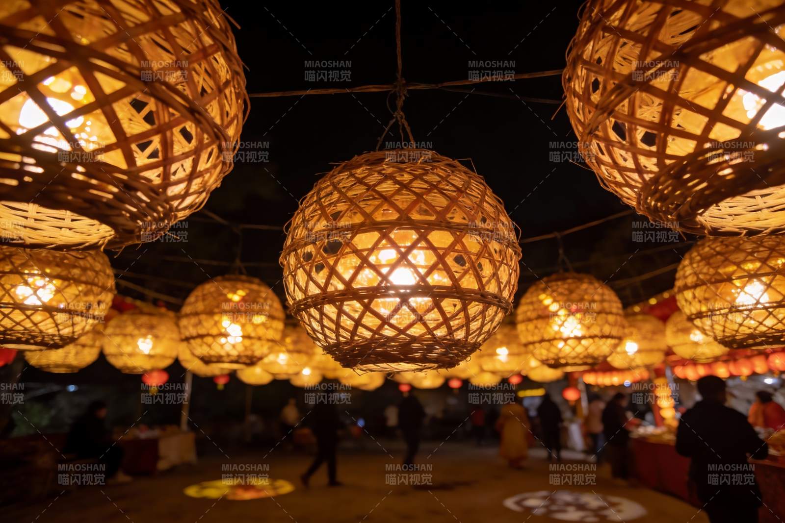 夜市竹编灯笼光影图片