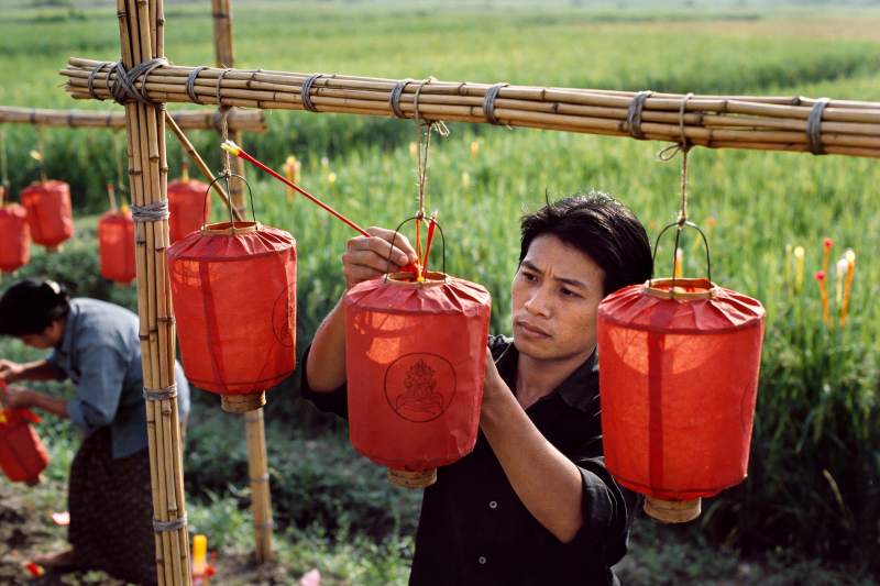 田野中悬挂红灯笼的场景图片