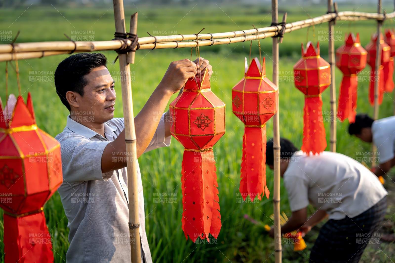 男子户外挂红灯笼庆祝节日图片