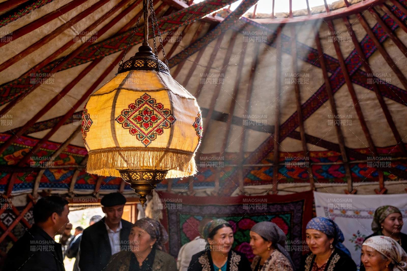 传统帐篷内女性聚会场景图片