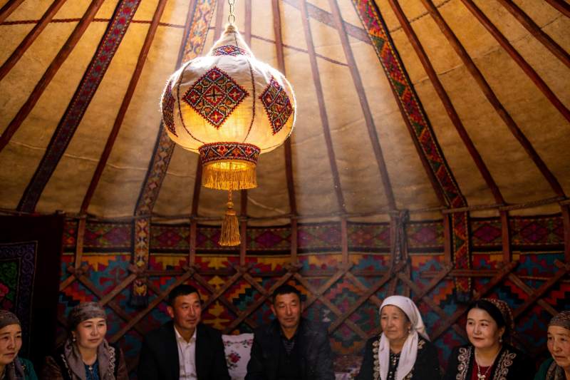 蒙古包内传统装饰与人物图片