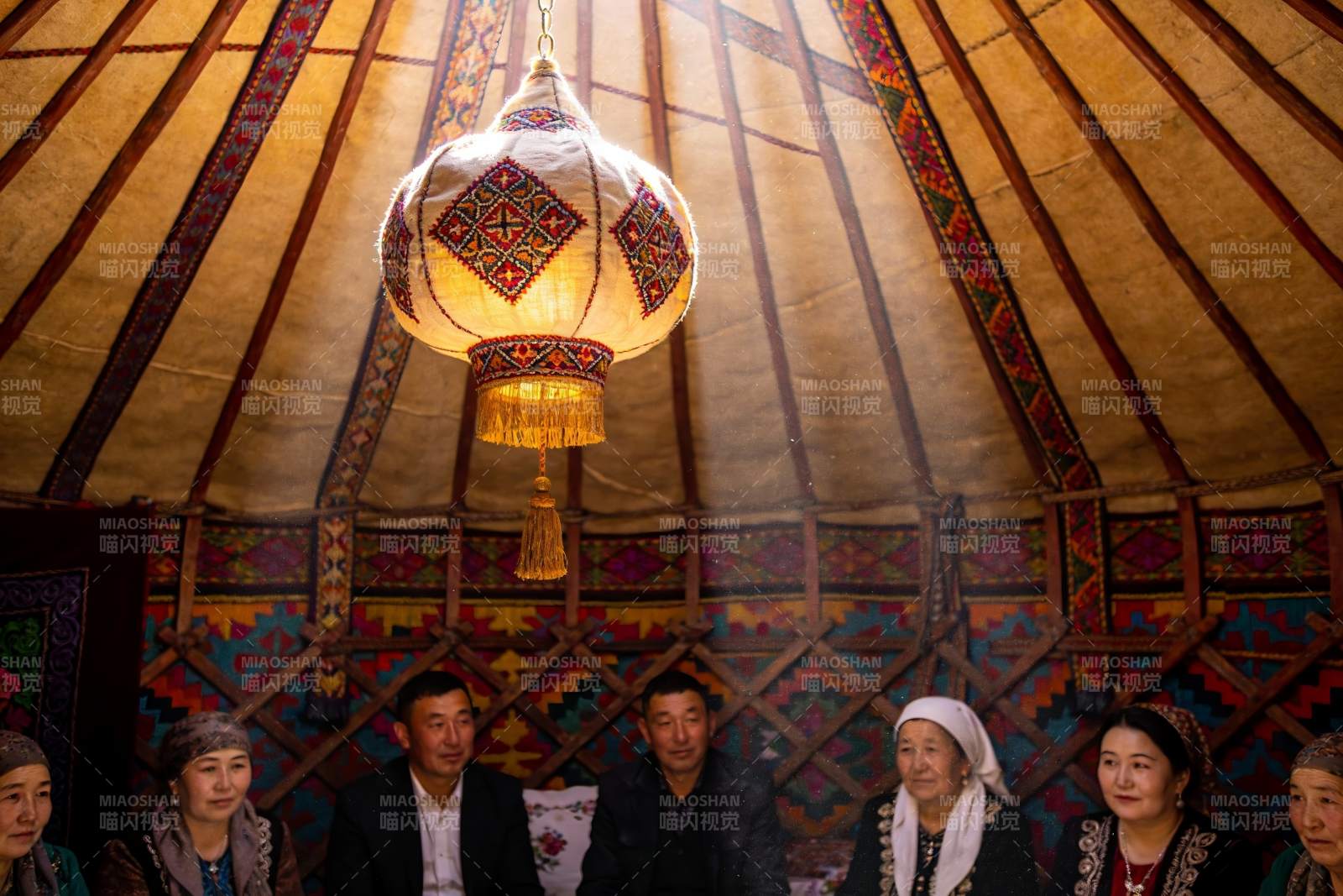 蒙古包内传统装饰与人物图片